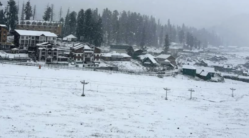 Fresh snowfall in mountains, chilly winds lash J&K